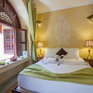 Zimmer mit Kingsize-Bett